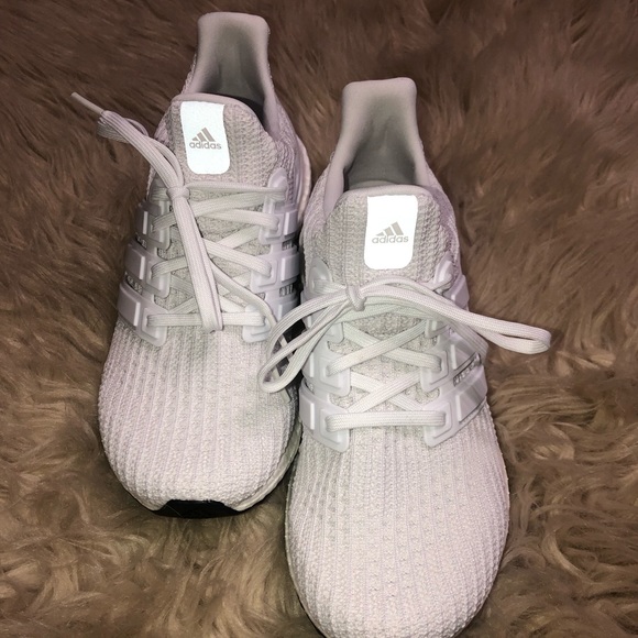 ADIDAS ULTRA BOOST- ALL WHITE👟👟 •NWT• - Picture 4 of 6